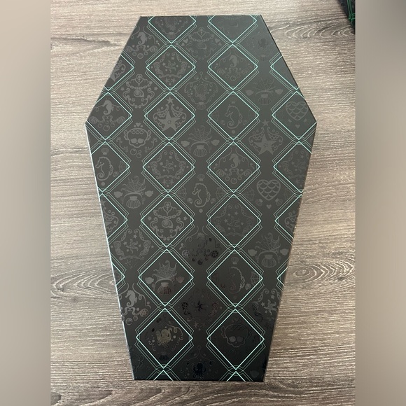 Haunt couture Lagoona Blue doll from 2022 - Picture 13 of 13